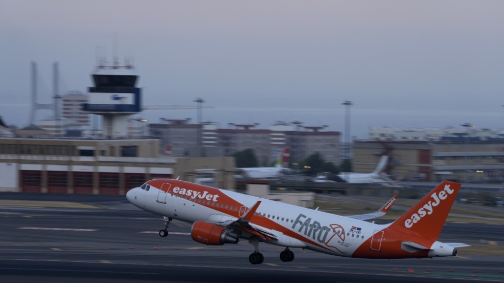 En Airbus 320 tillhörande flygbolaget Easyjet lyfter från Lissabons flygplats. Arkivbild.