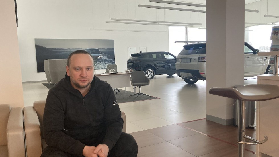 Nikolaj Tlustov, föreståndare för en bilhandel i Charkiv berättar att affärerna håller på att återhämta sig. 