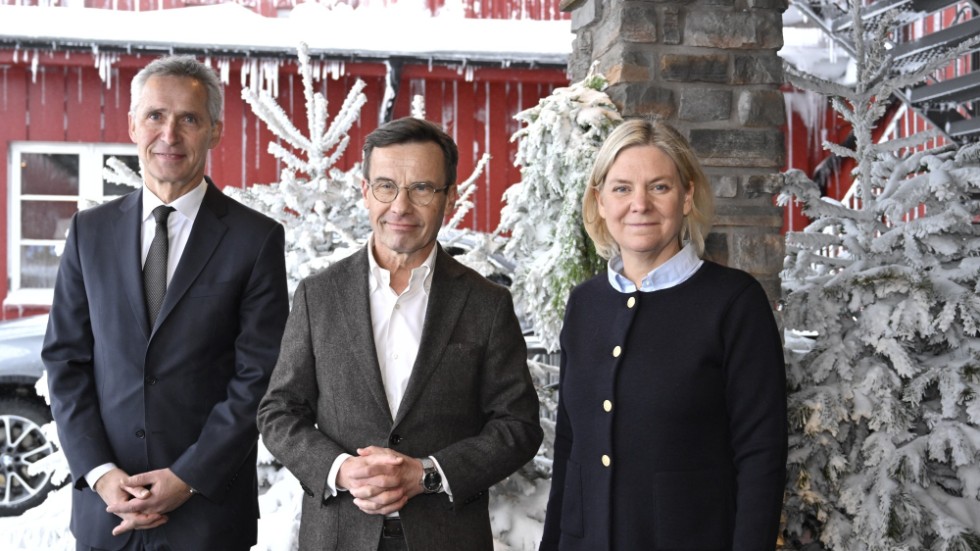 Natos Jens Stoltenberg, statsminister Ulf Kristersson och S partiledare Magdalena Andersson höll ett informellt möte på egen hand innan det officiella programmet drog igång i Sälen på söndagen. 