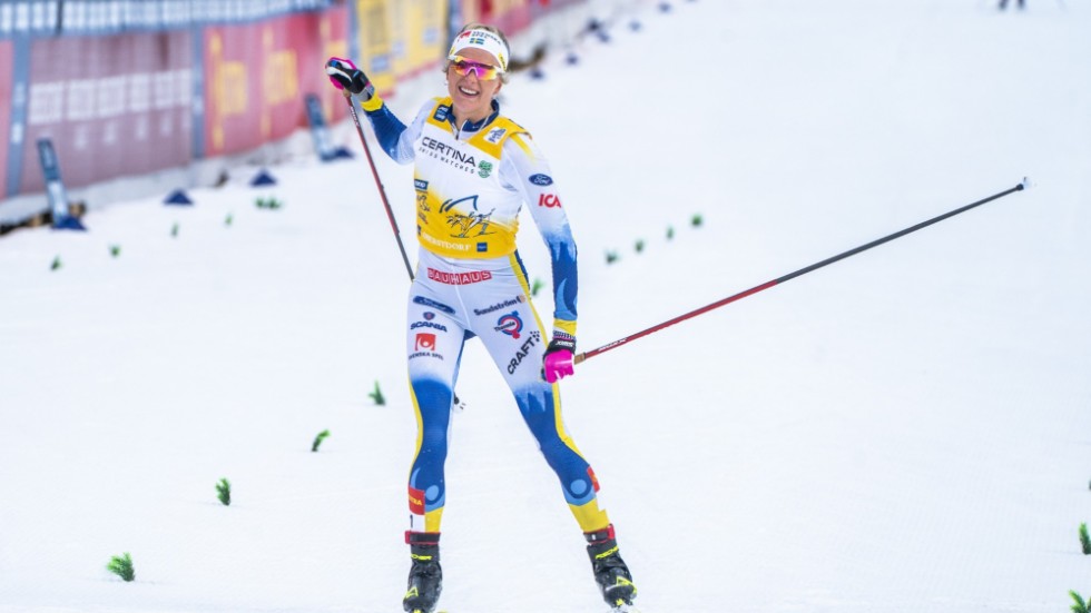 Frida Karlsson sitter i en guldsits inför avgörandet av Tour de Ski.