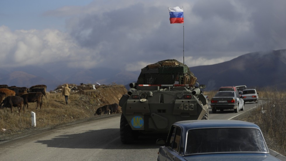 Ett ryskt militärfordon som hör till den fredsbevarande styrkan rullar längs med en väg i trakterna kring Nagorno-Karabach, i november 2020.