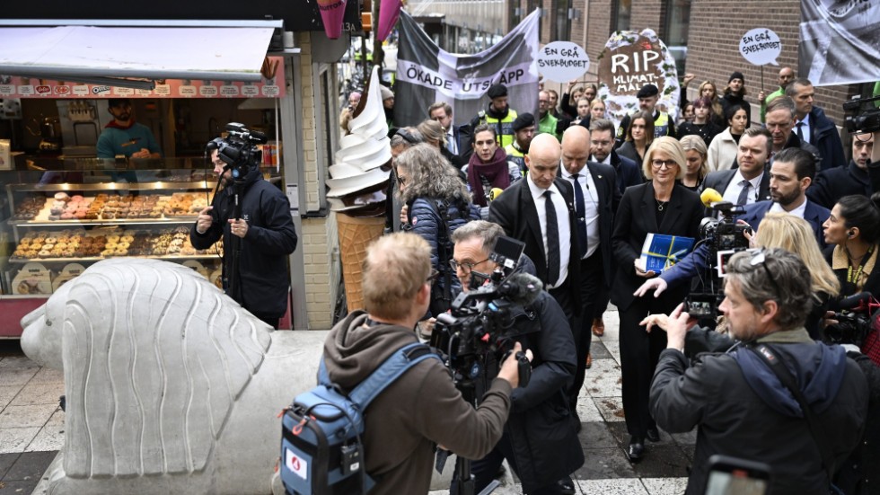 Finansminister Elisabeth Svantesson (M) fick i går gå sin första promenad till riksdagen med budgetpropositionen för 2023. Regeringsunderlagets vidlyftiga löften i valrörelsen begränsar nu handlingskraften.