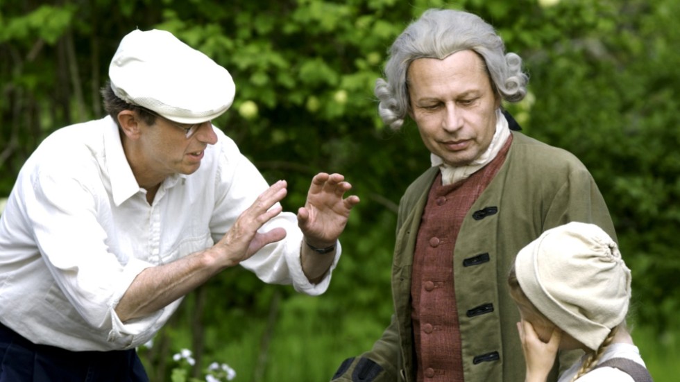 Jonas Cornell (till vänster) under inspelning av filmen om Carl von Linné.
