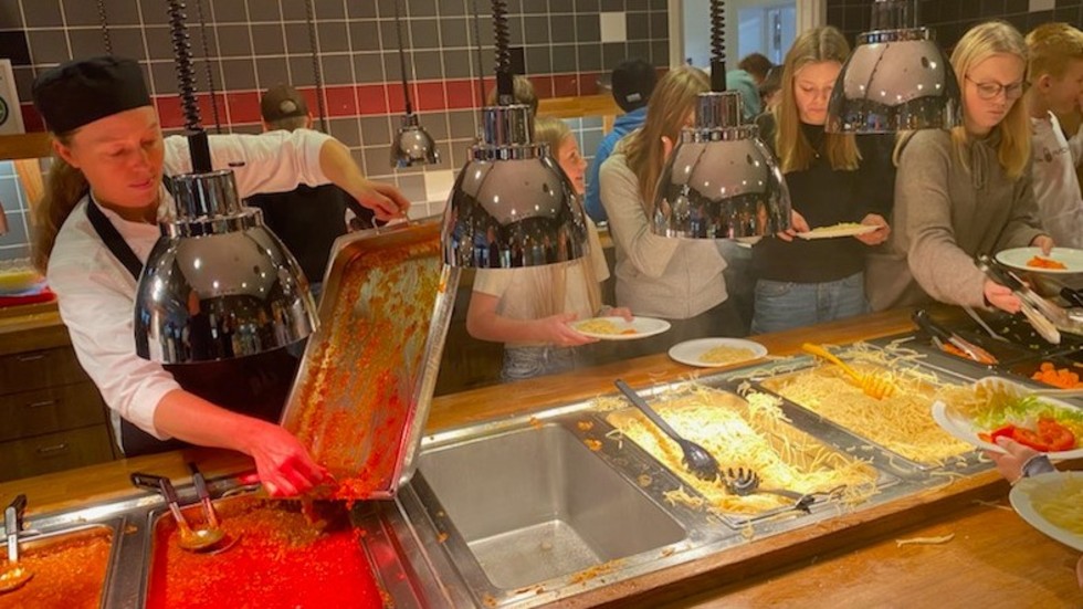 Personalen i matsalen och i köket på Vimarskolan försöker hålla mängden lagad mat så nära vad som går åt varje dag. Man lagar dagligen 750 till 800 luncher.