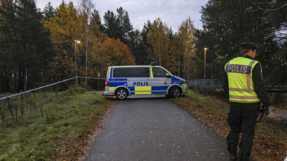 En 16-årig pojke hittades skjuten på en cykelbana i Sandviken sent på tisdagskvällen. Han fördes till sjukhus med ambulans men hans liv gick inte att rädda.