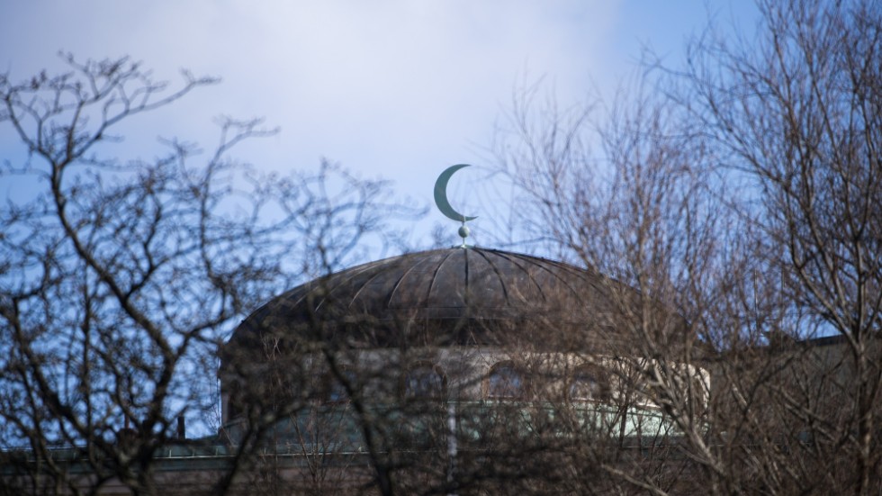 I tider av hemlöshet borde ett natthärbärge vara en bättre investering än en moské, tycker skribenten. På bilden Stockholms moské på Södermalm i Stockholm.