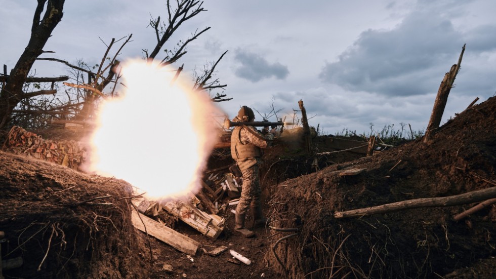 En ukrainsk soldat avfyrar ett raketgevär mot ryska positioner vid frontlinjen nära Avdijivka i Donetsk. Bild från den 28 april.
