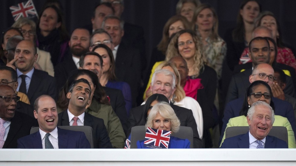 Glada miner i kungliga logen under söndagskvällens kröningskonsert vid Windsor Castle. Längst fram till vänster ses prins William som vid sin sida har drottning Camilla och längst till höger kung Charles. Bakom sitter bland andra premiärminister Rishi Sunak.