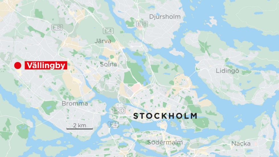 Två män har skadats lindrigt i ett knivdåd i Vällingby. Även en misstänkt i övre tonåren är lindrigt skadad.