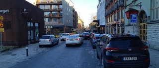 Bilist vill lösa parkeringsproblemen – och göra gatan enkelriktad