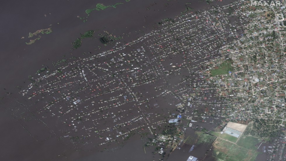 Satellitbild från företaget Maxar Technologies tagen den 7 juni över den ryskockuperade staden Olesjky, dagen efter dammkollapsen.