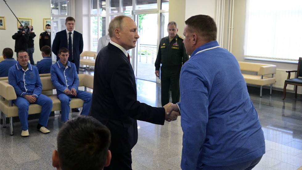 Rysslands president Vladimir Putin skakade hand med flera soldater som vårdas på ett militärsjukhus i Moskva i måndags. I bakgrunden, i mitten, står försvarsminister Sergej Sjojgu och ser på.