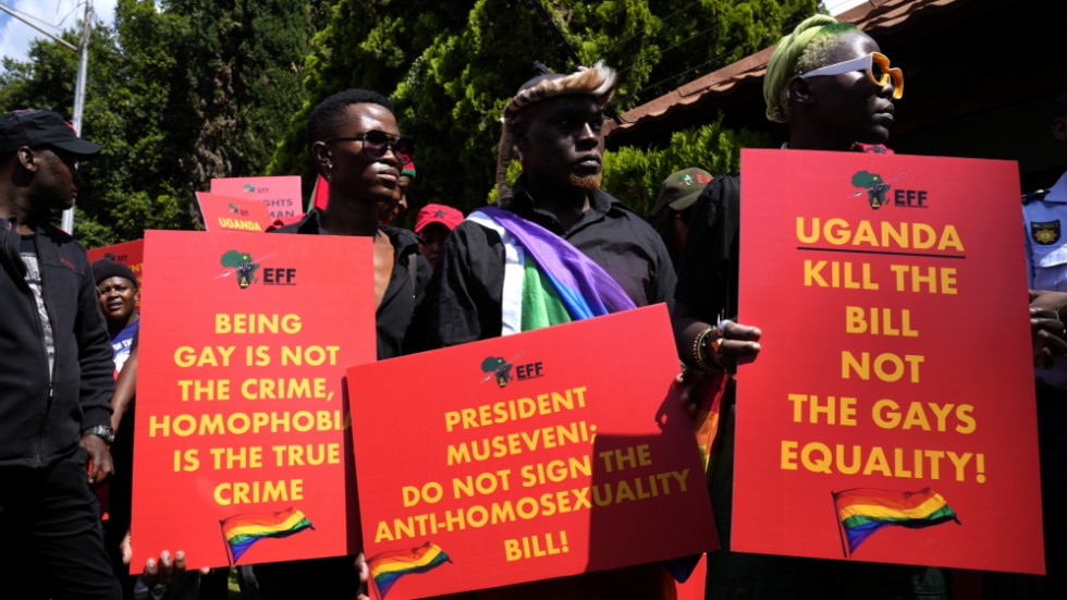 Demonstranter i Sydafrika protesterar mot Ugandas kritiserade hbtqi-lagstiftning som nu undertecknats av landets president Yoweri Museveni. Arkivbild.