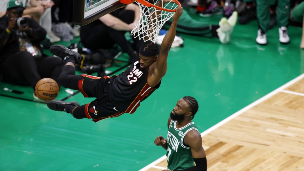 Miami Heats Jimmy Butler dunkar framför Boston Celtics guard Jaylen Brown.