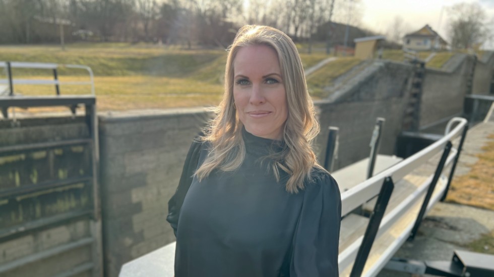 Linda Rakka lanserar andra boken i serien Morden vid Göta Kanal. "Sommarnätterna i Vimmerby är helt magiska. Det är underbart att sätta sig med datorn på en stol ute på verandan och skriva", säger hon.