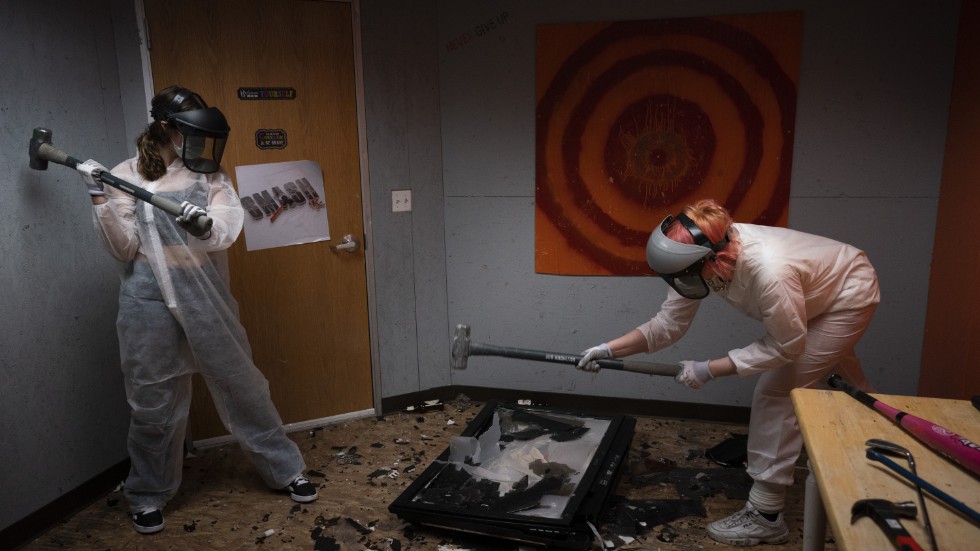 Guests will be able to pay to break things in a 30 square metre room. The photo is a genre picture.