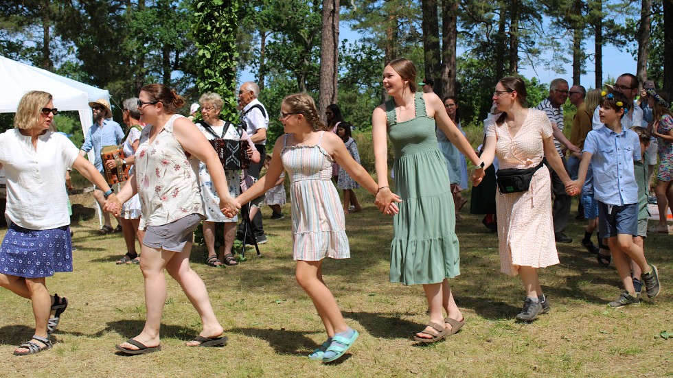 De amerikanska gästerna dansade runt midsommarstången i Tuna Hembygdspark. Längst fram till vänster dansar Kristina Hill.