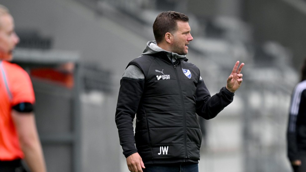 Jens Wedeborg väljer att lämna jobbet som huvudtränare i IFK Kalmar efter en tung start på den damallsvenska säsongen. Arkivbild.