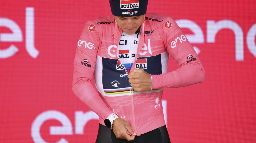 På söndagen drog belgaren Remco Evenepoel på sig den rosa ledartröjan i Giro d'Italia. Några timmar senare kom beskedet att han testats positivt för covid-19.