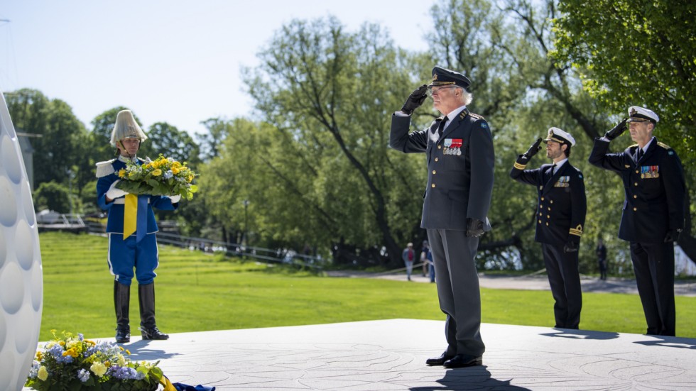 Kung Carl Gustaf hedrar svenska civila och militära veteraner vid en tidigare Veterandag. 