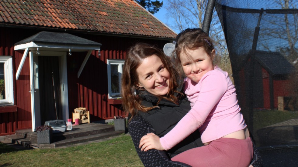 Lina Nilsson med dottern Tyra Egevi, fem år, njuter av vårsolen hemma i trädgården.