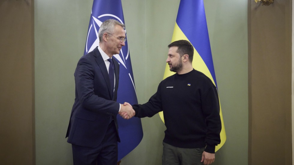 Natos generalsekreterare Jens Stoltenberg möter Ukrainas president Volodymyr Zelenskyj i Kiev.