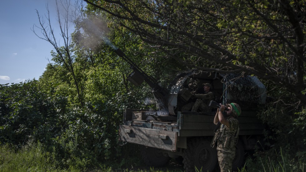 Ukrainska soldater skjuter mot ryska mål i luften, i ett buskage i utkanten av Bachmut i måndags förra veckan. Arkivbild.