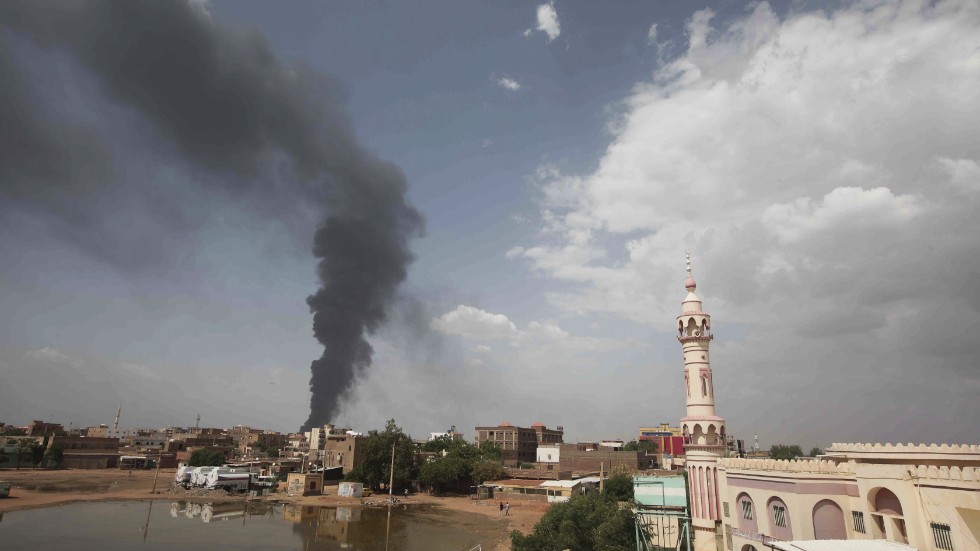 Rök över Khartum efter anfall i torsdags.