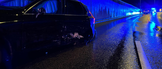 Trafikolycka vid viadukt – ena bilen fortsatte in i betongvägg