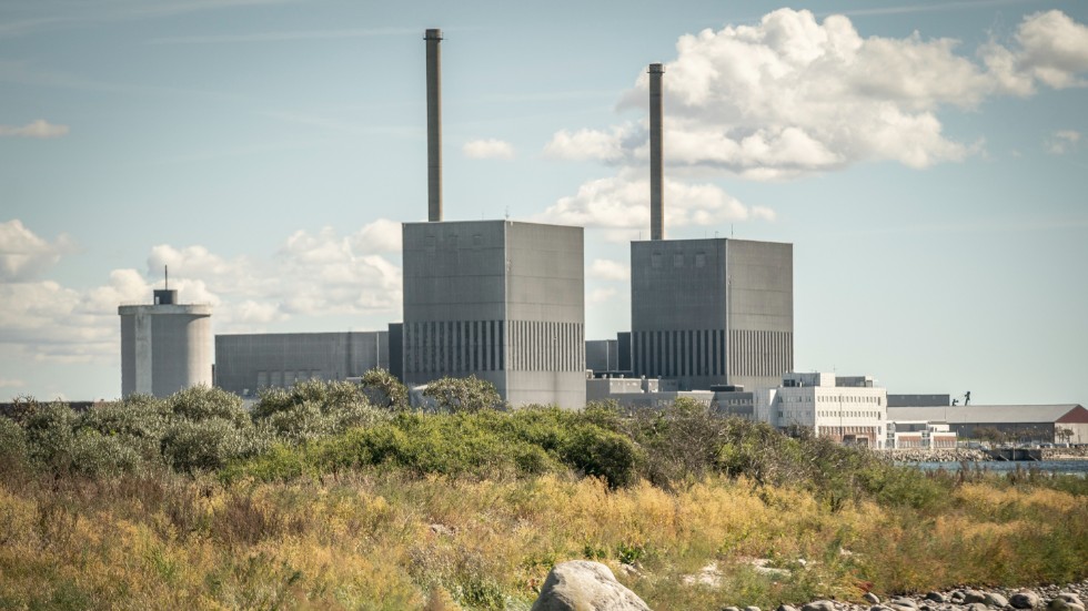 Socialdemokraternas kluvenhet kring kärnkraft förvirrar, menar debattörerna som menar att ny kärnkraft behövs. På bilden devnedlagda reaktorerna i Barsebäck.
