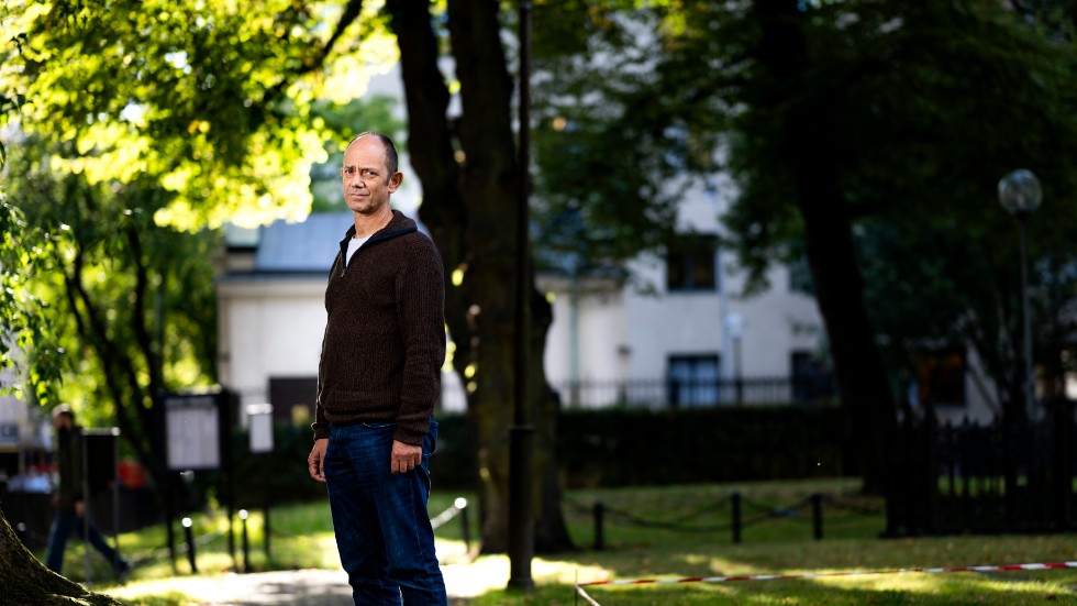 "Boken är så full av död så den behövde lite helium för att lyfta från jordens yta. Och jag tycker världen och mänskligt beteende är väldigt roligt. Även i de mörka stunderna, så finns det alltid någon liten detalj som visar människor som lite löjliga. Då kan man skratta och det är en befrielse", säger Damon Galgut.