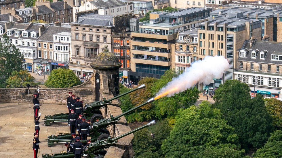 Salut med 96 skott avfyrad från Edinburgh.