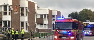 Personal evakuerades efter brandlukt i byggnad