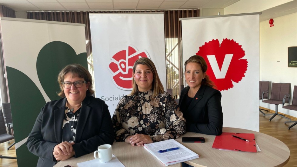Regionfullmäktige har 67 mandat. Det krävs 34 för att nå majoritet. S+V+C får tillsammans 35 mandat. "En stark och stabil majoritet", säger Angelica Katsanidou (S),  mitten. T.v: Karin Helmersson (C). T.h: Lena Granath (V).