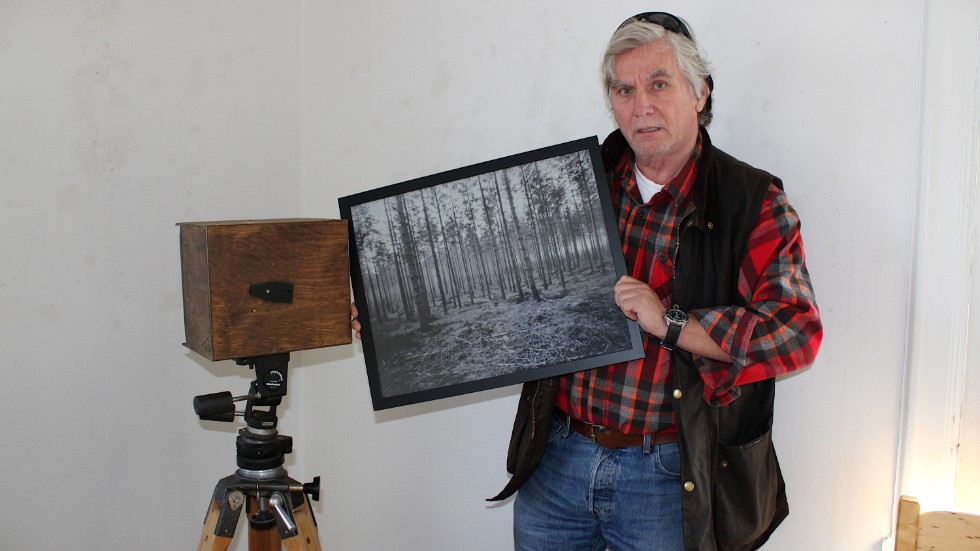 Geertjan Plooijer ställer ut fotokonst på Kopparslagaren i Hultsfred. Han fotograferar med en hålkamera.