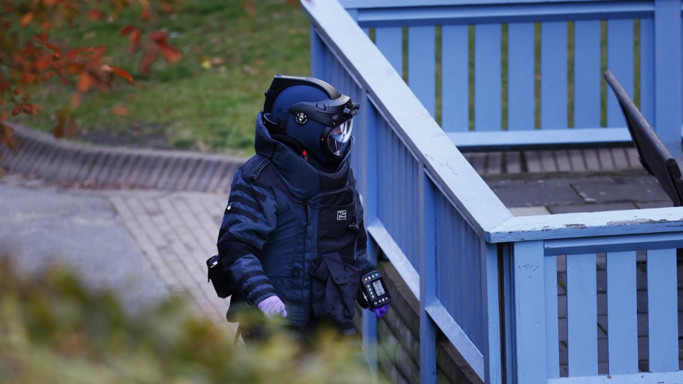 Polisens bombtekniker på plats vid en skola i Nordostpassagen i Göteborg där man larmades om ett misstänkt farligt föremål på onsdagseftermiddagen.