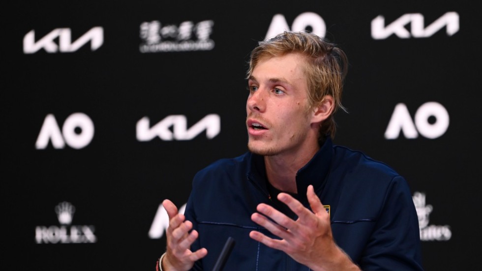 En upprörd Denis Shapovalov under presskonferensen efter förlusten mot Rafael Nadal.