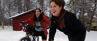 Nicole och Lovisa ska cykla 300 mil • Tar sikte på Sveriges högsta berg • "Vi kommer att ta en snabbkurs"