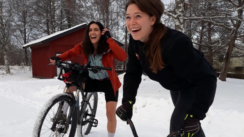 Nicole Nilsson och Lovisa Abrahamsson förbereder sig för det stora äventyret. Fast då blir det andra cyklar, förstås säger Nicole Nilsson, som är Målillatjej i grund och botten.