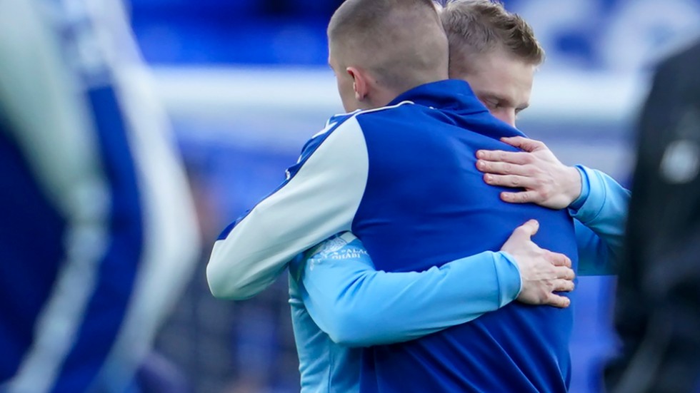 Oleksandr Zintjenko, i ljusblått, och Vitalij Mykolenko omfamnar varandra inför avspark mellan Everton och Manchester City.