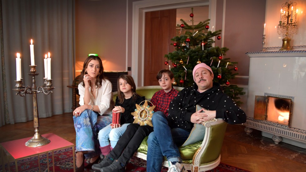 Årets julkalender i SVT heter En hederlig jul med Knyckertz. I rollerna ses Gizem Erdogan, David Sundin, Axel Adelöw och Paloma Grandin.