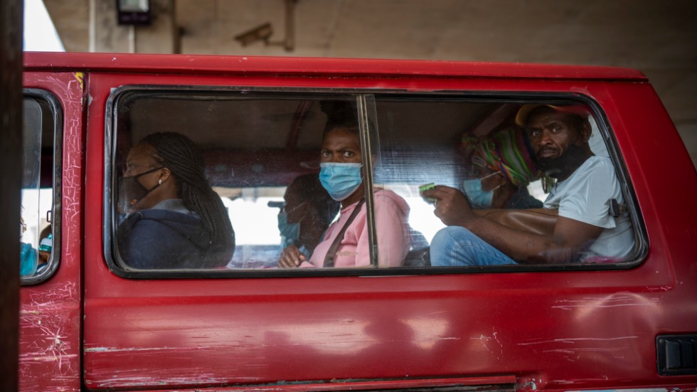 Taxi i Soweto, i Gauteng-provinsen i Sydafrika där omikronsmittan spridits snabbt.