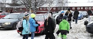 Trafikkaos vid skolan oroar föräldrar och polis