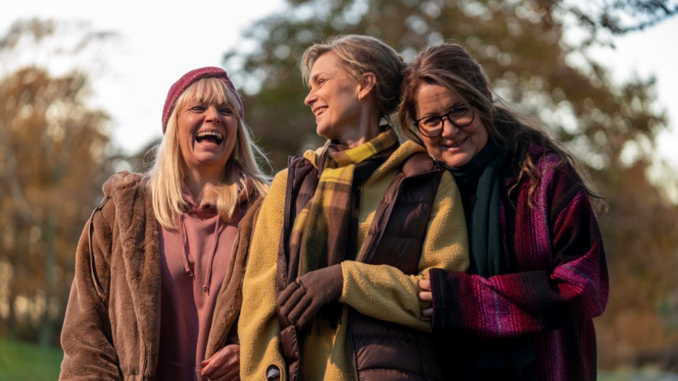 Svenska feelgood-rullen "Tisdagsklubben" är en film om kärlek, men också om den vänskap som kan bära genom det mesta i livet.
