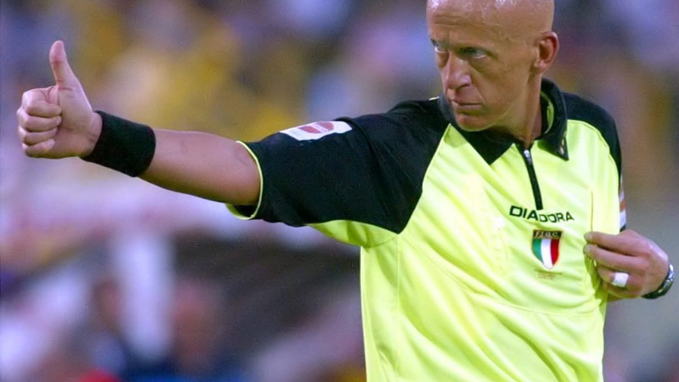 Kanske en av världens mest kända kala hjässor - fotbollsdomaren Pierluigi Collina. Arkivbild.