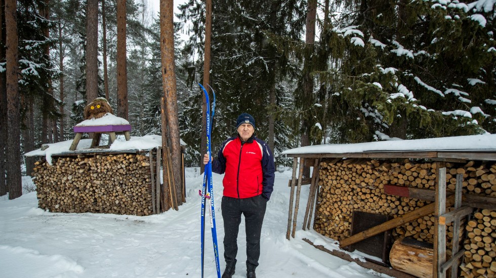 Skidspåret genom skogen är borta, men Ove Åström trivs bra på familjens fastighet i Bergsbyn ändå.