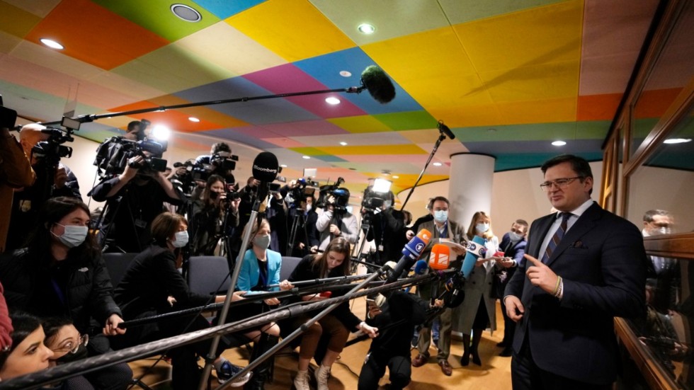 Ukrainas utrikesminister Dmytro Kuleba mötte journalister i Bryssel på måndagen.
