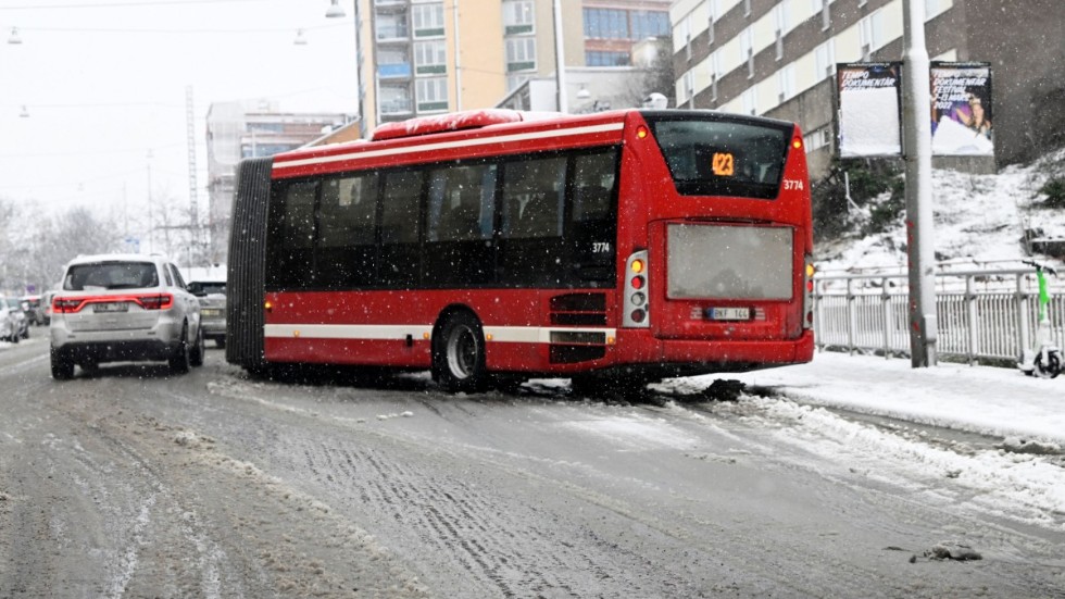 Ovädret orsakade problem i trafiken, bland annat för större fordon. En buss körde fast på Folkungagatan i Stockholm.