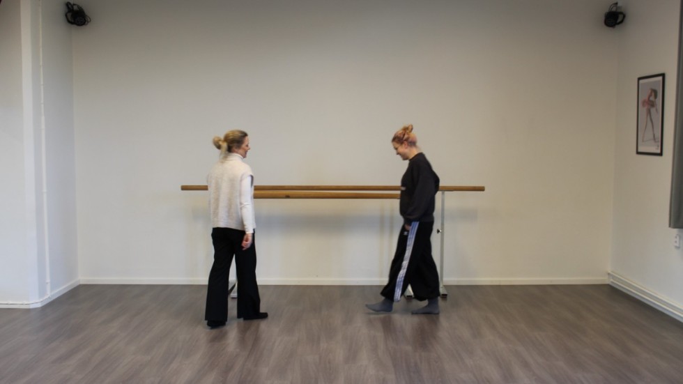 Jennie och Kajsa berättar att golvet på kulturskolan är speciellt anpassat för dans.