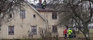 Brand i villa i Ödeshög – lågor bröt genom taket